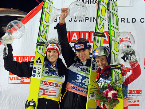 © APA/EPA/Filip Singer Thomas Morgenstern, Martin Koch (beide Österreich) und Adam Malysz (Polen) bei der Siegerehrung