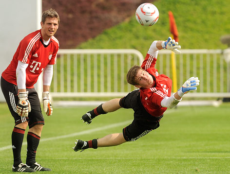 Torwart Hans-Joerg Butt neben Torwart Thomas Kraft