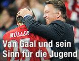 Bayern-Trainer Louis Van Gaal tätschelt seinem Schützling Thomas Müller auf den Kopf