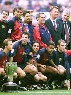 Louis van Gaal in seiner Funktion als FC-Barcelona-Trainer bei einem Mannschaftbild mit einem jungen Xavi Hernandez