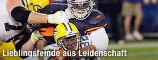 Green Bay Packers Runningback Brandon Jackson im Schwitzkasten von Chicago Bears Julius Peppers