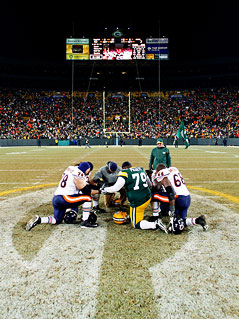 © Reuters/Darren Hauck Die Spieler der Bears und Packers beim gemeinsamen Gebet