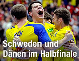 Jubel von Handballspielern Oscar Carlen und Kim Andersson (SWE)