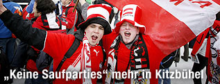 Zwei angetrunkene Fans feiern vor der Abfahrt in Kitzbühel