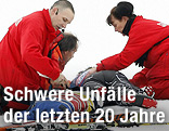 Der US-Amerikaner Scott Macartney wird nach seinem schweren Sturz in Kitzbühel erstversorgt