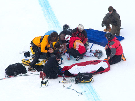 © APA/EPA/EXPA/Mitchell Gunn Hans Grugger bei der Erstversorgung auf der Piste
