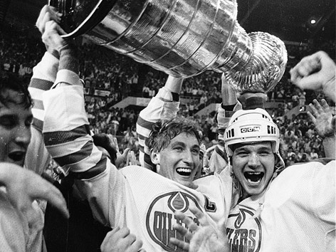 © Reuters/Gary Hershorn Wayne Gretzy und Mike Krushelnyski (beide Edmonton Oilers) halten den Stanley Cup