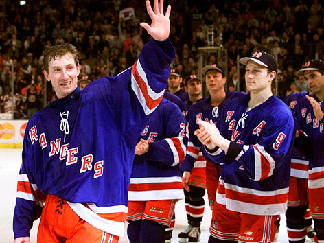 © Reuters/Gary Hershorn Wayne Gretzky (New York Rangers) nach seinem allerletzten Spiel