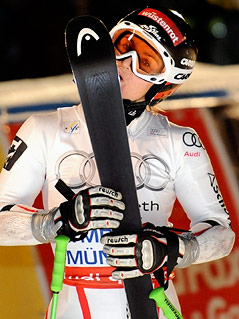 Elisabeth Görgl küsst Ski