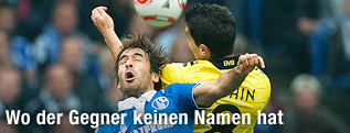 Schalke-Spieler Raul im Duell mit Dortmund-Spieler Nuri Sahin