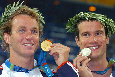 Aaron Peirsol hält seine Goldmedaille, Markus Rogan steht neben ihm mit einer Silbermedaille