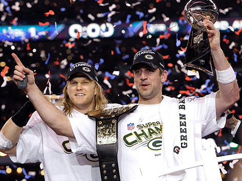 © AP/Mark Humphrey Clay Matthews und Aaron Rodgers (Green Bay Packers) mit der Vince Lombardi Trophy
