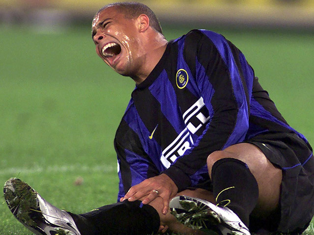 © APA/EPA/ANSA/Monteforte/mp-cl Ronaldo wird nach 6 Minuten im Italien-Cup Lazio Rome gegen Inter verletzt