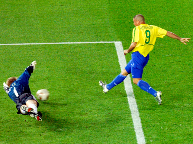 © AP/Murad Sezer Oliver Kahn (Deutschland) und Ronaldo (Brasilien) beim WM-Finale 2002