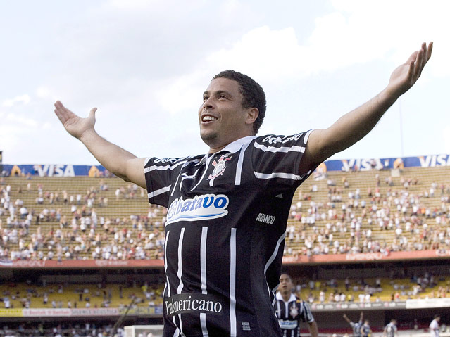 © APA/EPA/Sebatiao Mereira Ronaldo (Corinthians) jubelt