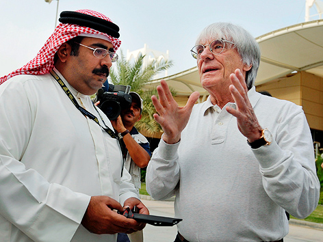 © APA/EPA/dpa/Carmen Jaspersen Formel-1-Boss Bernie Ecclestone unterhält sich mit Scheich Abdulla bin Isa Al Khalifa