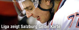 Enttäuschter Blick von Eishockeyspieler Florian Mühlstein (Salzburg) auf der Bank