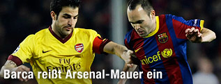 Arsenal's Fabregas und Barcelona's Iniesta k&auml;mpfen um den Ball