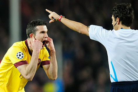 © AP/Manu Fernandez Arsenal's Robin van Persie und Schiedsrichter Massimo Busacca