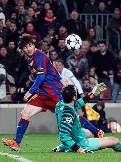 © Reuters/Albert Gea Barcelona's Lionel Messi überhebt Arsenal's Torhüter Manuel Almunia