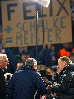 © Reuters/Ina Fassbender Felix Magath gibt Johannes B. Kerner ein Interview, während seine Fans im Hintergrund ein Transparent mit der Aufschrift "Felix + Schalke = Meister" in die Kamera halten