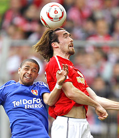 © Reuters/Kai Pfaffenbach^ Sidney Sam (Bayer Leverkusen) im Zweikampf mit Christian Fuchs (FSV Mainz 05)