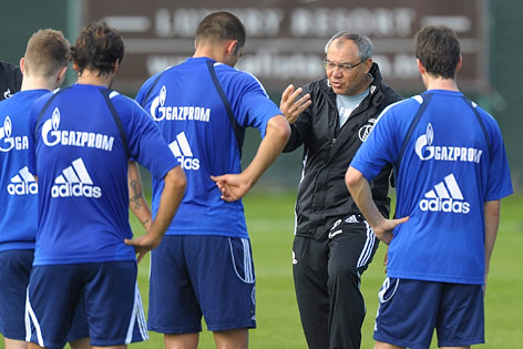 © APA/EPA/Soeren Stache Trainer Felix Magath mit Schalke-Spielern