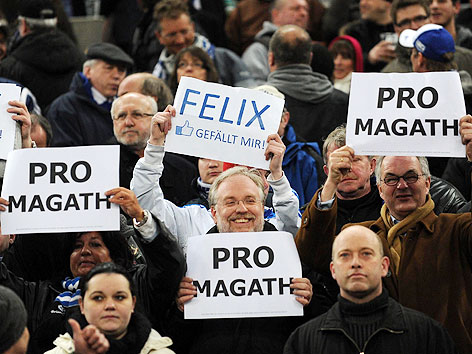 © GEPA/Witters Fans halten Schilder für Magath hoch