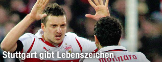 Stuttgarts Zdravko Kuzmanovic und Cristian Molinaro feiern ein Tor