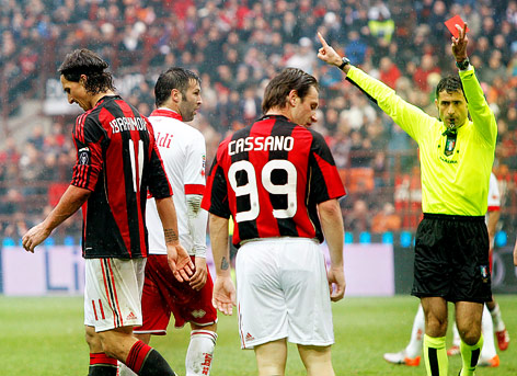© AP/Antonio Calanni Ibrahimovic sieht vom Schiedsrichter die Rote Karte