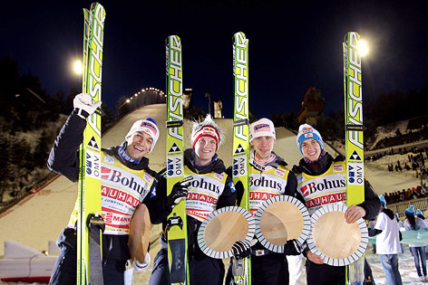 © GEPA/Felix Roittner Skispringer Andreas Kofler, Thomas Morgenstern, Martin Koch und Gregor Schlierenzauer nach dem Teambewerb in Lahti