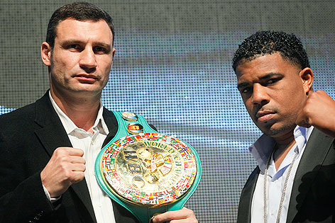 © Reuters/Wolfgang Rattay Vladimir Klitschko mit Gürtel posiert gemeinsam mit seinem Herausforder Odlanier Solis