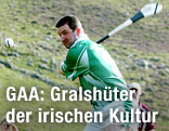 Hurling-Spieler in Aktion