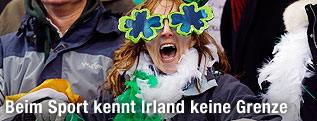 Irischer Rugby-Fan mit Kleeblattbrille und Irlandflagge