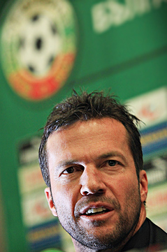 © AP/Valentina Petrova Lothar Matthäus bei einer Pressekonferenz in seiner Funktin als bulgarischer Teamchef