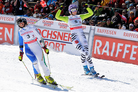© GEPA/Andreas Pranter Denise Karbon (ITA) und die jubelnde Maria Riesch (GER)