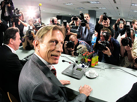 © AP/Michael Probst Pressefotografen fotografieren Frankfurt-Trainer Christoph Daum.
