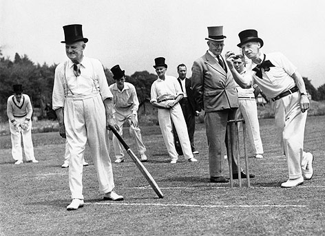 © AP Zwei britsche Nachbarortschaften spielen eine Partie Kricket um 1944