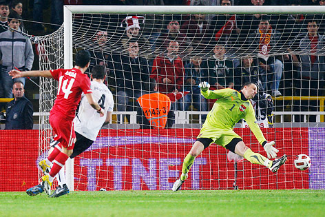 ÖFB-Goalie Jürgen Macho kann den Treffer von Arda Turan nicht halten