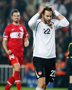 Stefan Maierhofer ärgert sich nach seinem verschossenen elfer