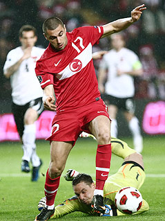 Jürgen Macho wird von Burak Yilmaz niedergerungen