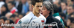 Marko Arnautovic im ÖFB-Dress mit Teamchef Constantini im Hintergrund