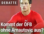 Marko Arnautovic sitzt auf dem Spielfeld.