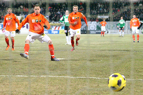© APA/EXPA/R. Hackl Marcel Schreter (Innsbruck) verwandelt einen Elfmeter
