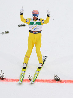 © APA/Barbara Gindl Andreas Kofler jubelt nach der Landung