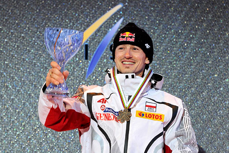 © GEPA/Oliver Lerch Skispringer Adam Malysz mit seiner Bronzemedaille in Oslo