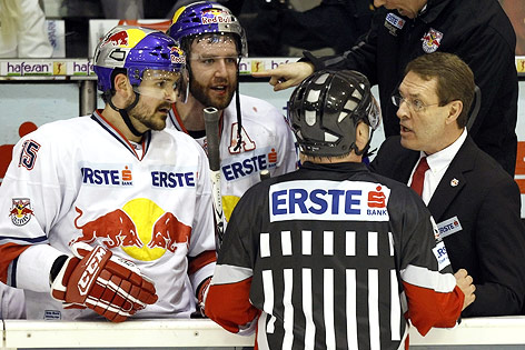 © GEPA/Wolfgang Jannach Manuel Latusa, Daniel Bois (Salzburg), Schiedsrichter Wilhelm Schimm und Salzburg-Trainer Pierre Page