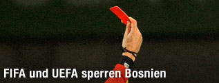 Jemand hält rote Karte