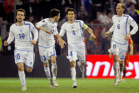 © Reuters/Dado Ruvic Fußballspieler Zvijezdan Misimovic, Mensur Mujdza, Emir Spahic und Elvir Rahimic