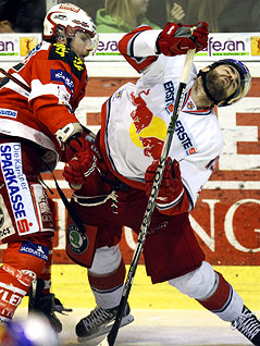 © GEPA/Wolfgang Jannach Paul Schellander (KAC) und Michael Schiechl (EC RBS) im Zweikampf